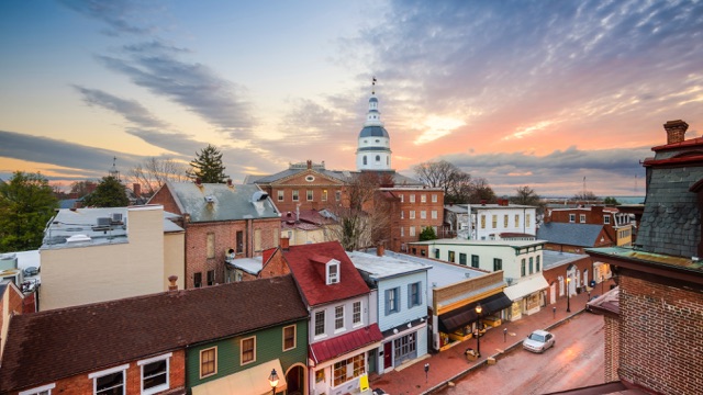 Landscape photo of downtown Annapolis, Maryland, featuring buildings and cobblestone streets.