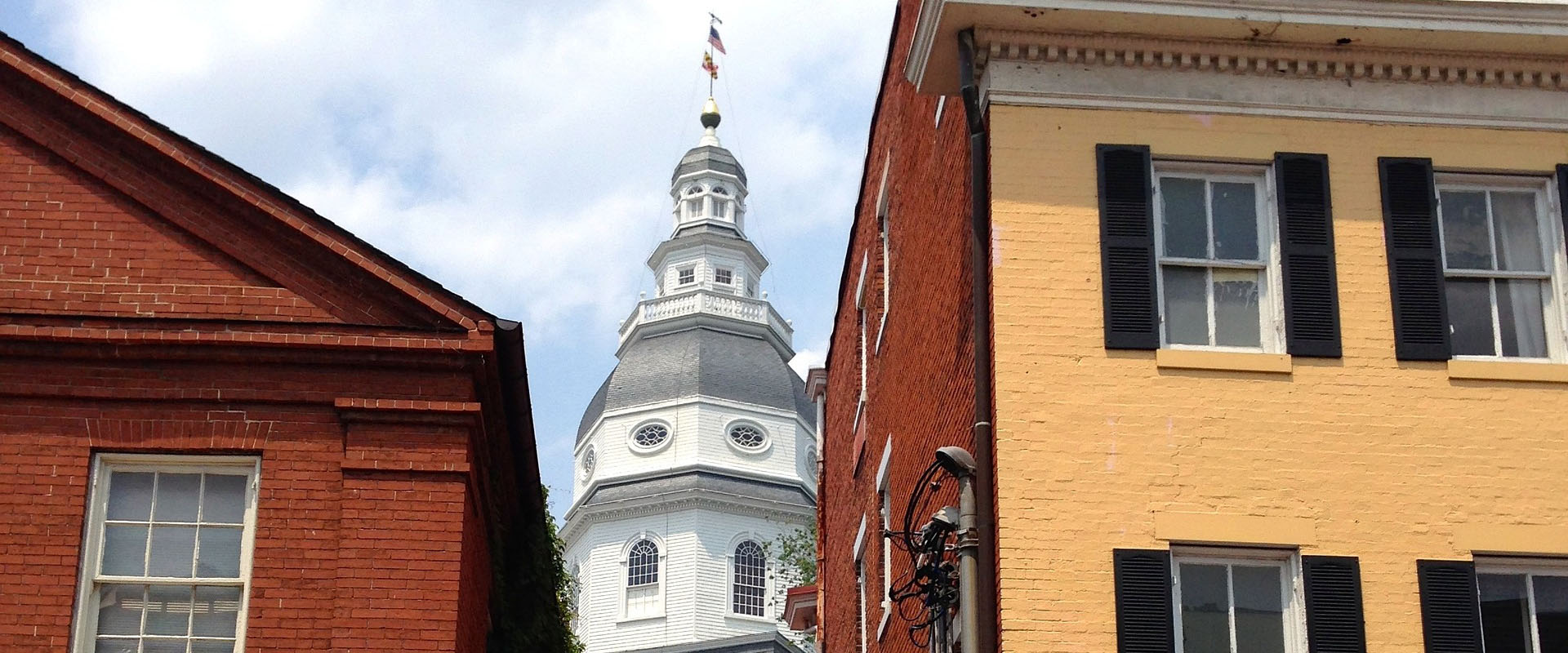 Downtown Annapolis capital building, two brick buildings on either side.